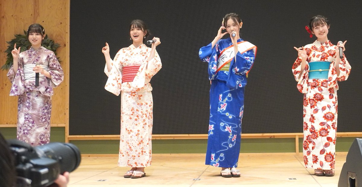 chataro99's tweet photo. 2022.8.21
#LOVEROUTINE 配信リリース記念イベント@アリオ八尾
撮可タイム①
アオイちゃんはメンバー登場時に声のみ出演
4人全員の着付けをねねつんママが担当👏
左から
#織田ひまり
#吉田有梨沙
#入江美沙希
#松元寧音 https://t.co/Wq6BnE9Z6E