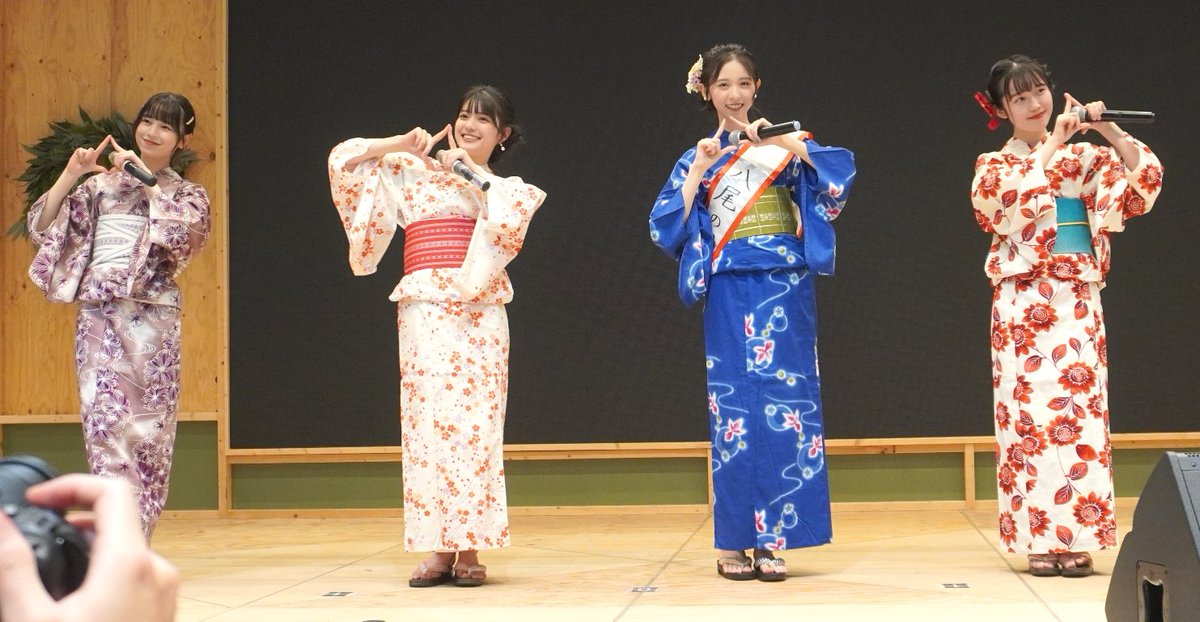 chataro99's tweet photo. 2022.8.21
#LOVEROUTINE 配信リリース記念イベント@アリオ八尾
撮可タイム①
アオイちゃんはメンバー登場時に声のみ出演
4人全員の着付けをねねつんママが担当👏
左から
#織田ひまり
#吉田有梨沙
#入江美沙希
#松元寧音 https://t.co/Wq6BnE9Z6E