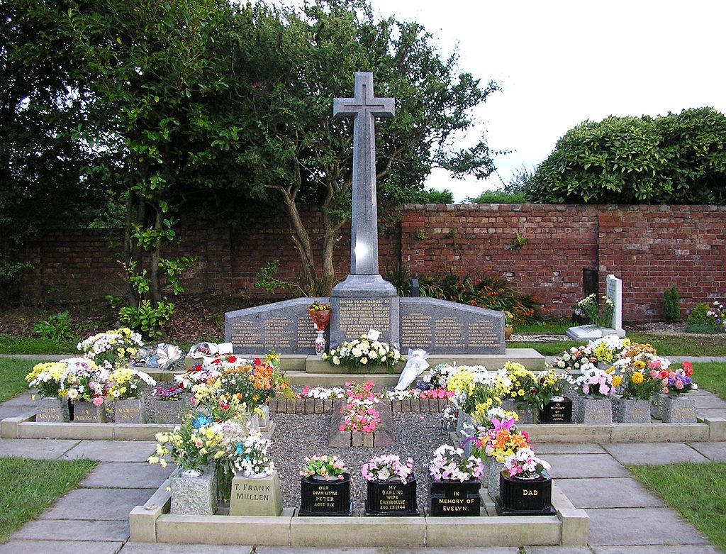 BritishHistorym's tweet photo. #otd 23 August 1944 β Freckleton Air Disaster: A United States Army Air Forces B-24 Liberator bomber crashes into a school in Freckleton, England, killing 61 people.
#lestweforget #britishhistory #d23aug #Freckleton https://t.co/ElmKdgmnTZ