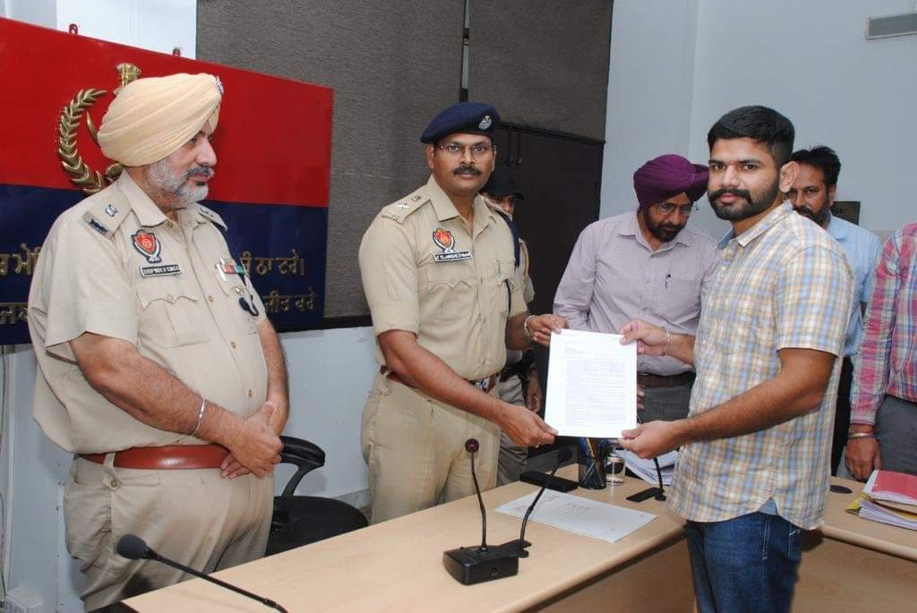 BathindaPolice's tweet photo. ਐੱਸ.ਐੱਸ.ਪੀ ਬਠਿੰਡਾ ਵੱਲੋਂ ਪੰਜਾਬ ਪੁਲਿਸ ਵਿੱਚ ਨਵੇਂ ਭਰਤੀ ਹੋਏ 48 ਕਾਂਸਟੇਬਲਾਂ ਜਿਹਨਾਂ ਵਿੱਚ 33 ਲੜਕੇ ਅਤੇ 15 ਲੜਕੀਆਂ ਨੂੰ ਨਿਯੁਕਤੀ ਪੱਤਰ ਵੰਡੇ ਗਏ ਅਤੇ ਅਸ਼ੀਰਵਾਦ ਦਿੱਤਾ ਗਿਆ। https://t.co/PDYWtMELIJ