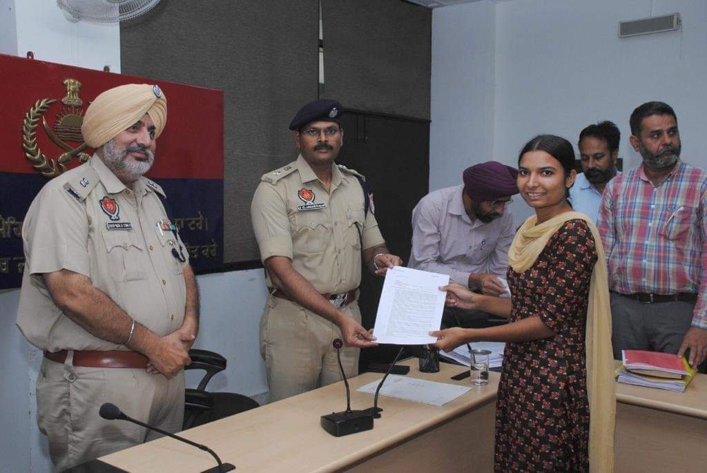 BathindaPolice's tweet photo. ਐੱਸ.ਐੱਸ.ਪੀ ਬਠਿੰਡਾ ਵੱਲੋਂ ਪੰਜਾਬ ਪੁਲਿਸ ਵਿੱਚ ਨਵੇਂ ਭਰਤੀ ਹੋਏ 48 ਕਾਂਸਟੇਬਲਾਂ ਜਿਹਨਾਂ ਵਿੱਚ 33 ਲੜਕੇ ਅਤੇ 15 ਲੜਕੀਆਂ ਨੂੰ ਨਿਯੁਕਤੀ ਪੱਤਰ ਵੰਡੇ ਗਏ ਅਤੇ ਅਸ਼ੀਰਵਾਦ ਦਿੱਤਾ ਗਿਆ। https://t.co/PDYWtMELIJ