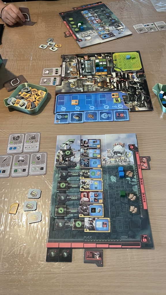 BlogGeekLette's tweet photo. Ce midi #otys ! Trop contente de l’avoir ressorti. Ça me rappelle de bons souvenirs à Asmoday organisé par @Asmodee_fr évidemment.
J’espère rejouer à #Deus d’ici peu aussi.
@sebduj on se prépare pour #lofoten 🤩
#j2s #boardgames https://t.co/4RyNHf3z5F