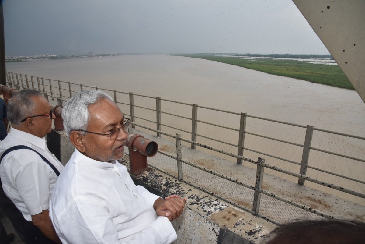 NitishKumar's tweet photo. सड़क मार्ग से पटना के आस-पास गंगा नदी के बढ़ते ��लस्तर का जायजा लिया। इस दौरान अधिकारियों को निर्देश दिया कि गंगा नदी के किनारे वाले क्षेत्रों में बढ़ते जलस्तर को ध्यान में रखते हुए पूरी तरह अलर्ट रहें और सारी तैयारी पूर्ण रखें। https://t.co/KJTZJkZH4t