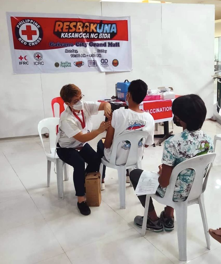 philredcross's tweet image. Keep yourself &amp;amp; your loved ones safe by getting your vaccinations/booster shots, especially now that #F2FClasses are back and more people are exposed.

🏥⛑️ Go to your nearest Philippine Red Cross chapter/branch for more assistance.

#AlwaysFirstAlwaysReadyAlwaysThere