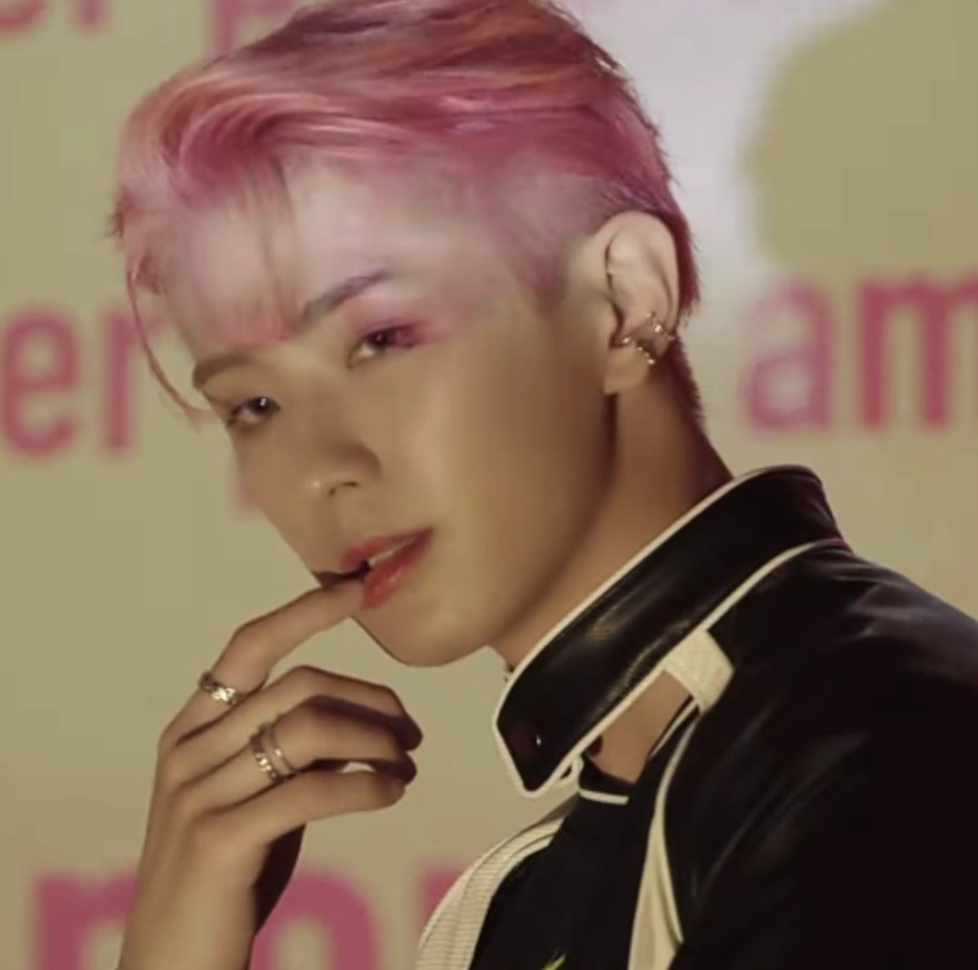 tinyhees's tweet photo. #YONGHEE's visual???? he is so handsome. https://t.co/WzM9kN4OEV