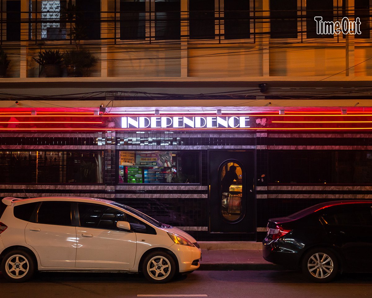 Independence บาร์ที่เรียกตัวเองว่า Proper dive bar บาร์ที่สนุกสนานเฮฮา ร้องเพลงตามได้โดยไม่ต้องเขิน 
.
ค็อกเทลที่ร้านเน้นใช้ไวน์เป็นเบส ส่วนมากจะเป็นเนเชอรัลไวน์ แก้วแนะนำคือ PX Americano 
.
บาร์อยู่ที่ถนนไมตรีจิตต์ ร้านเปิดทุกวันตั้งแต่เวลา 19:00 
timeout.com/bangkok/th/bar…
<a href="/aroii/">@aroii บอกต่อ</a>