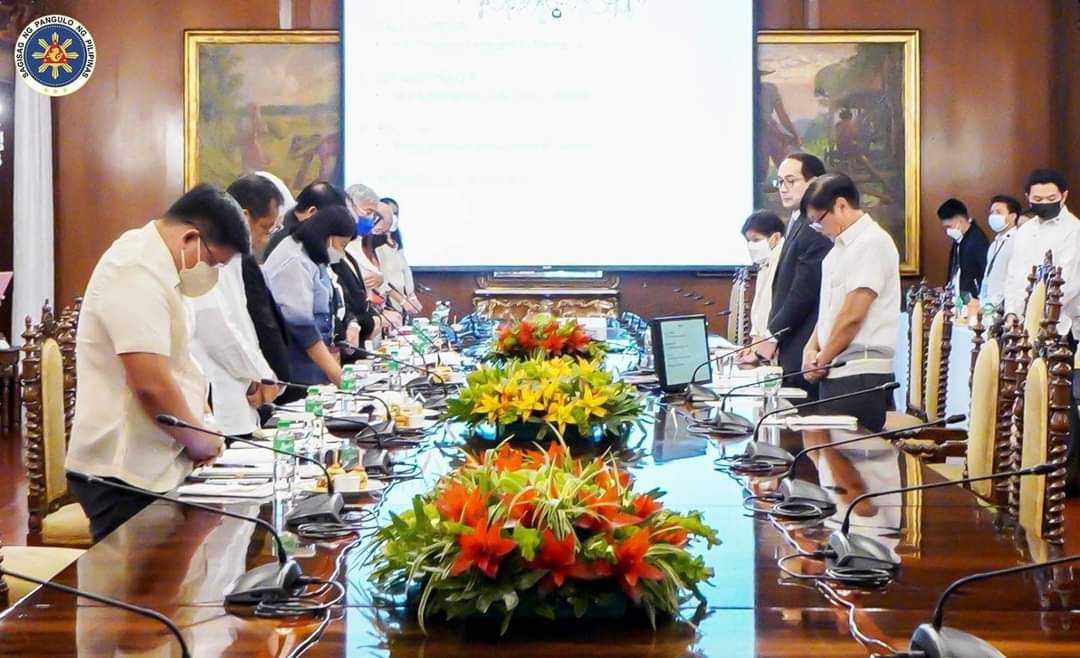 AlfredoGenom's tweet photo. PBBM meets with his economic team and the National Food Authority (NFA) officials to plan the administration's steps on maintaining sufficient rice buffer stock in the country, August 23, 2022.
#BBMFirst100Days 🇵🇭✌🏼 https://t.co/XjPEaHurJE