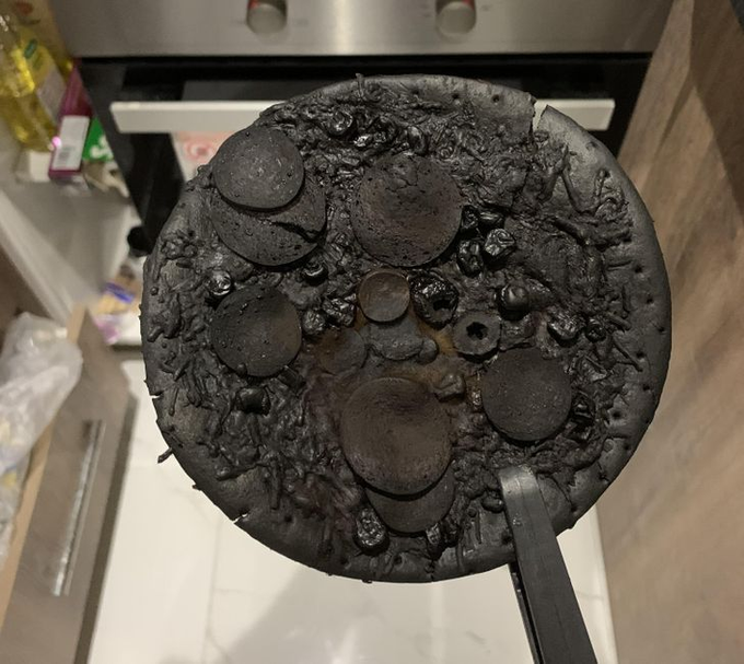BoltonPoliceUK's tweet photo. @dominos hello domino, recently i purchase pizza from your establishment. upon recievement, obtain this!!! what happen???? https://t.co/GrzmdTp6X1