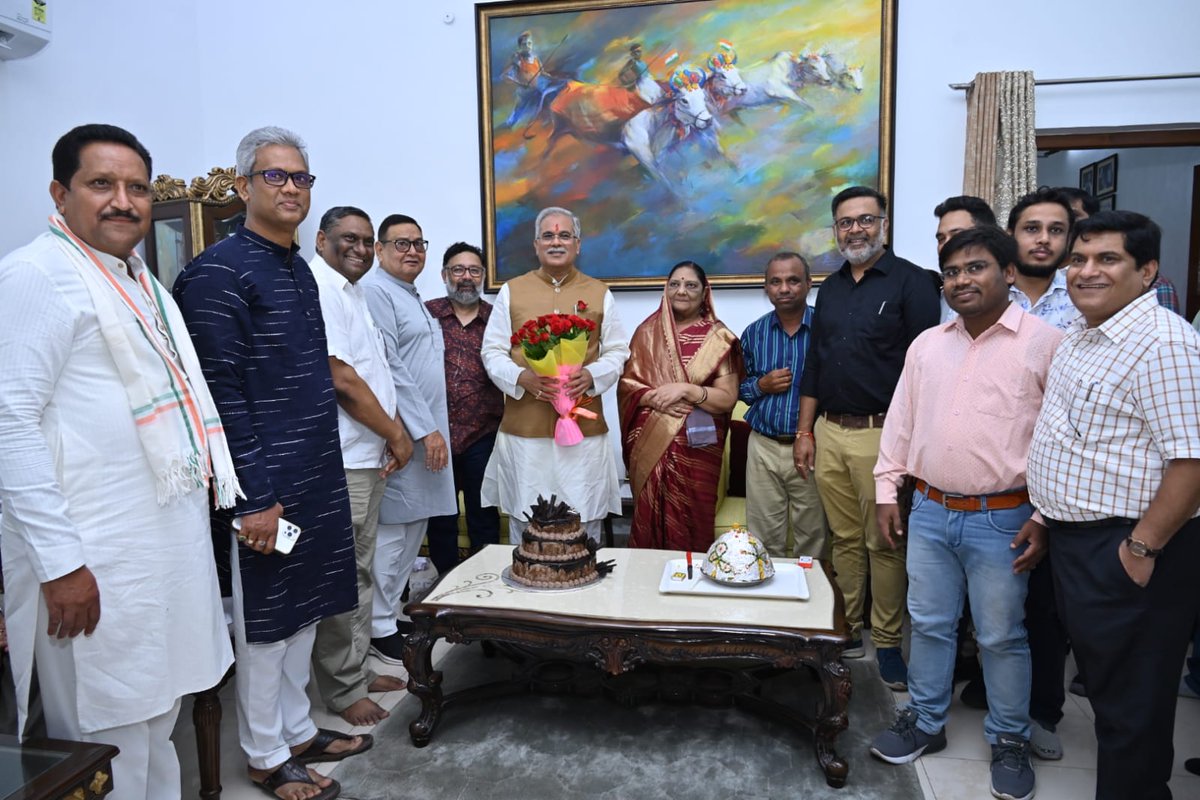 ChhattisgarhCMO's tweet photo. मुख्यमंत्री श्री @bhupeshbaghel
को श्री गिरीश देवांगन,अध्यक्ष खनिज विकास निगम,महाधिवक्ता श्री सतीश वर्मा, रामगोपाल अग्रवाल,अध्यक्ष नागरिक आपूर्ति निगम, सीएम सलाहकार द्वय श्री प्रदीप शर्मा और श्री रुचिर गर्ग  ने जन्मदिन की शुभकामनाएं दीं।
#HBD_BestCMBhupesh
#जुग_जुग_जियो_भूपेश https://t.co/DM5epg7XEl