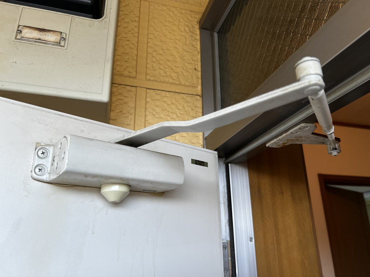Klock_service's tweet photo. 【ドアクローザーの交換】
お世話になっている不動産会社様よりご依頼いただき、ドアクローザーの交換をいたしました。
いつもご依頼いただき、誠に有難うございます。
#ドアクローザー交換
#ドアクローザー故障 https://t.co/DJoRLajAtB
