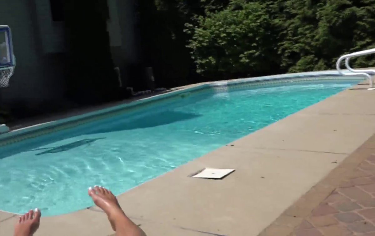 RenaudSandra5's tweet image. Interdire... Concrètement, je rebouche la mienne ou je la dynamite ?
Petit calcul : un bain consomme 0.2m3, ma piscine contient 200m3 et est à remplir tous les 15 ans, soit 5473 jours. 200/0.2/5473=0.18 soit moins d'un bain tous les 5 jours. Vous allez interdire les bains aussi ?