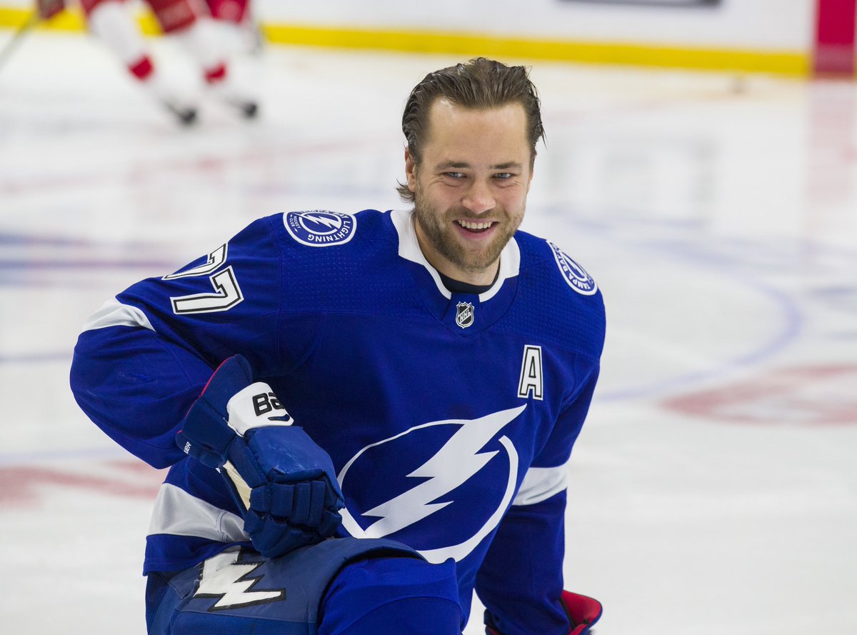 Victor Hedman 🇸🇪 - Tampa Bay Lightning

31 år, B

👶: MoDo HK

Spelade SHL med MoDo 07/08 och 08/09 där han gjorde 26 poäng på 87 matcher. Sedan 09/10 har han spelat för Tampa Bay där det blivit två Stanley Cup och 710 poäng på 1053 matcher i NHL. Var med och vann VM-guld 2017.