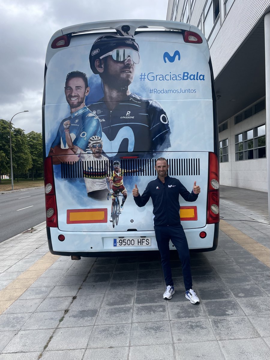 🚀🚌💙 #LaVuelta22 está llena de sorpresas para <a href="/alejanvalverde/">Alejandro Valverde</a>, y aquí tenéis otra de ellas 👇

Este espectacular mural domina la parte trasera de nuestro bus desde hoy en Vitoria. Lo disfrutaréis tod@s en carrera durante las próximas tres semanas 😘

#GraciasBala | <a href="/Telefonica/">Telefónica</a>
