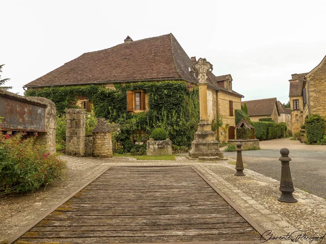 CharentePrigord's tweet photo. Saurez-vous reconnaître ce magnifique petit village du Périgord ?

@dordogneperigor @JaimePatrimoine @PatrimoineRural #Patrimoine #photography #culture https://t.co/WxPf9lGqC7