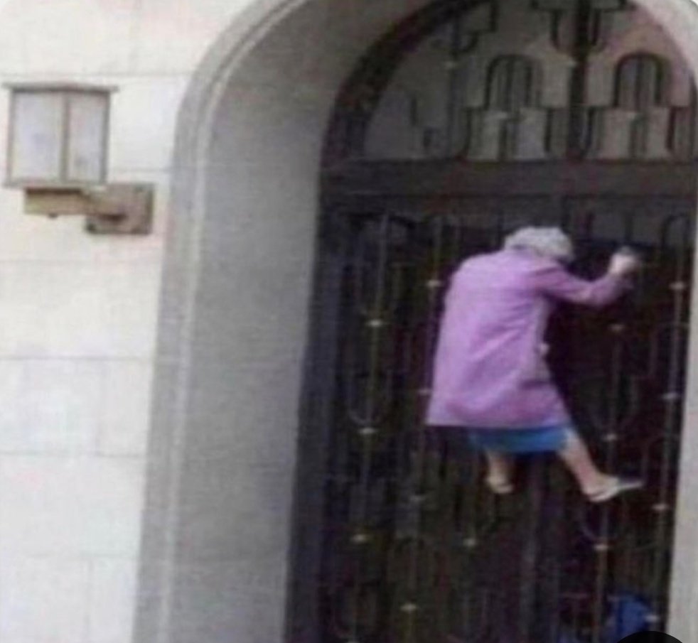 GeoCamarotto's tweet photo. Me at my school's reception door at 9.29am thursday waiting for the school to open so I can get my results #gcse2022 #resultsday #resultsday22 https://t.co/MCy9Fk359p