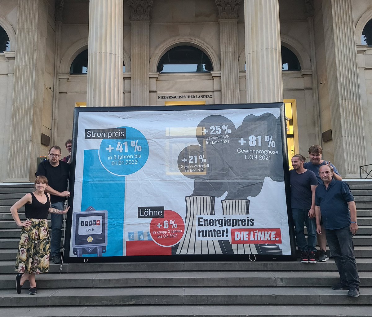#FlaggeZeigen: <a href="/HeidiReichinnek/">Heidi Reichinnek</a> &amp; <a href="/LINKEPELLI/">MdB Sören Pellmann</a> protestierten am Montag vor dem LT von NiSa gegen die #Preisexplosion für #Essen &amp; #Energie! Nach der #ltwnds wird @die_linke_nds darin eine starke Stimme für soziale Gerechtigkeit sein.
#ltwnds22 #LeipzigHilft #Energiepreisrunter