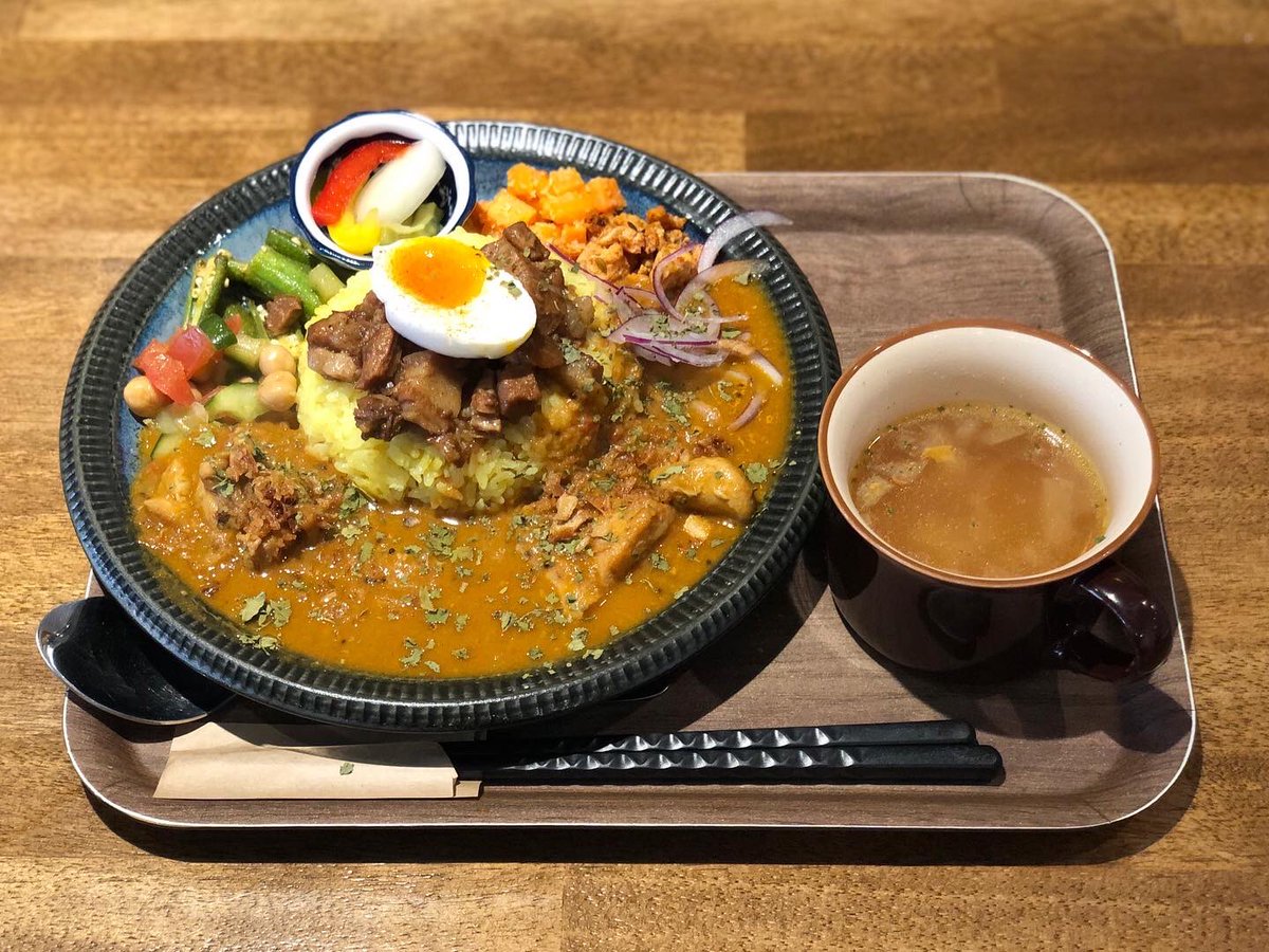 crazy_chevy's tweet photo. 美栄橋あたりでスパイスチャージ。魯肉飯カレーをキャロットレモンライス、スープで。カレーはもとより、魯肉、5種の副菜、野菜とキノコのスープも含めてうまっ。あ、アルコホル燃料もチャージしといた。
#那覇 #美栄橋 #スパイスチャージ #スパイスカレー #魯肉 #台湾ビール https://t.co/ZBhViEeAjp