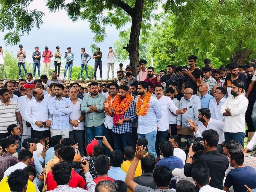 TeamRajanyas's tweet photo. मोती सिंह जोधा ने दिया अरविंद सिंह भाटी को समर्थन, मतलब देश की सबसे लोकप्रिय छात्र संघ चुनाव जय नारायण व्यास यूनिवर्सिटी में भाजपा के छात्र विंग अखिल भारतीय विद्यार्थी परिषद फिर हारेगी।अरविंद सिंह भाटी, मोती सिंह जोधा, रविन्द्र सिंह भाटी की तिकड़ी फर्जी चाणक्यो को फिर धूल चटायेगी https://t.co/rUXFvWJ87S