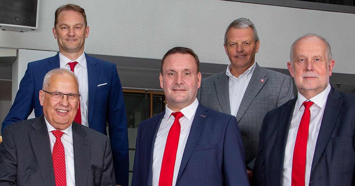 UlrichTrommer's tweet photo. Generationswechsel im Vorstand der Sparkasse Hochsauerland. Jürgen Hillebrand neues Vorstandsmitglied.
 
Herzlichen Glückwunsch an Jürgen Hillebrand https://t.co/gOxmm2Ivk0