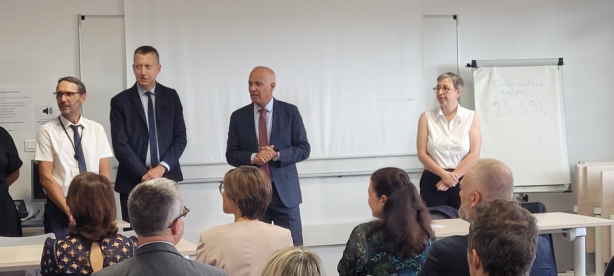 MostafaFourar's tweet photo. Très heureux de débuter cette nouvelle année scolaire par l'accueil des 42 inspecteurs et personnels de direction stagiaires : une formation commune pour un travail collaboratif et un esprit d'équipe au bénéfice de la réussite des élèves. Félicitations et très bonne rentrée ! https://t.co/z6ah9nsgxG
