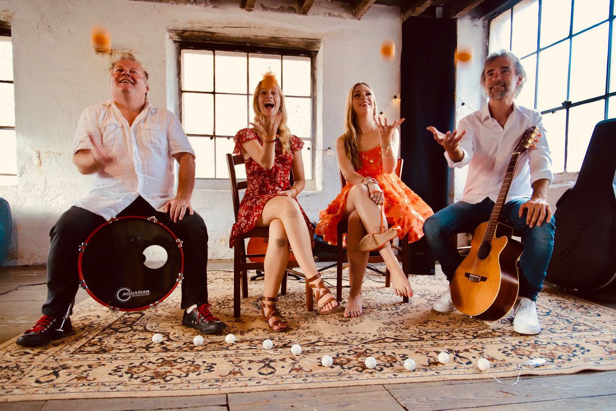 StefanCOLOMB's tweet image. Officiellement la production du single Orange Tree est terminée le tournage également sortie officielle du single le 2 septembre et le clip ensuite sur la chaîne YouTube de @Mathilde_Lemr le lien ici 👉 m.youtube.com/channel/UCfGpS… #Vichy #studio36vichy #auvergne