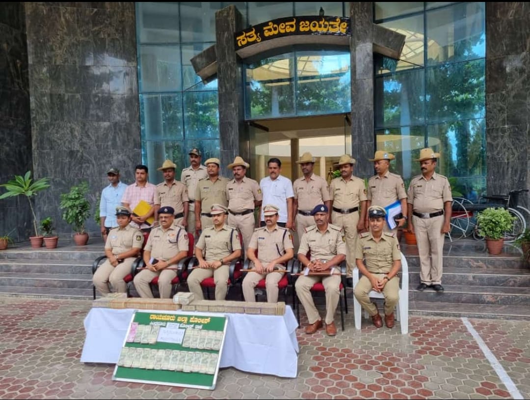 spraichur1's tweet photo. ಸಿಂಧನೂರು ಪೊಲೀಸ್ ಠಾಣಾ ವ್ಯಾಪ್ತಿಯಲ್ಲಿ ₹46,23,360/- ಗಳ ಕಳ್ಳತನ ಪ್ರಕರಣಕ್ಕೆ ಸಂಬಂಧಿಸಿದಂತೆ, ಕೆಲವೇ ಗಂಟೆಗಳಲ್ಲಿ ಆರೋಪಿತರನ್ನು ಬಂಧಿಸಿ ಸೂಕ್ತ ಕ್ರಮ ಕೈಗೊಳ್ಳಲಾಗಿದೆ.. 
@DgpKarnataka @alokkumar6994 @112raichur https://t.co/Fmap28xYOY