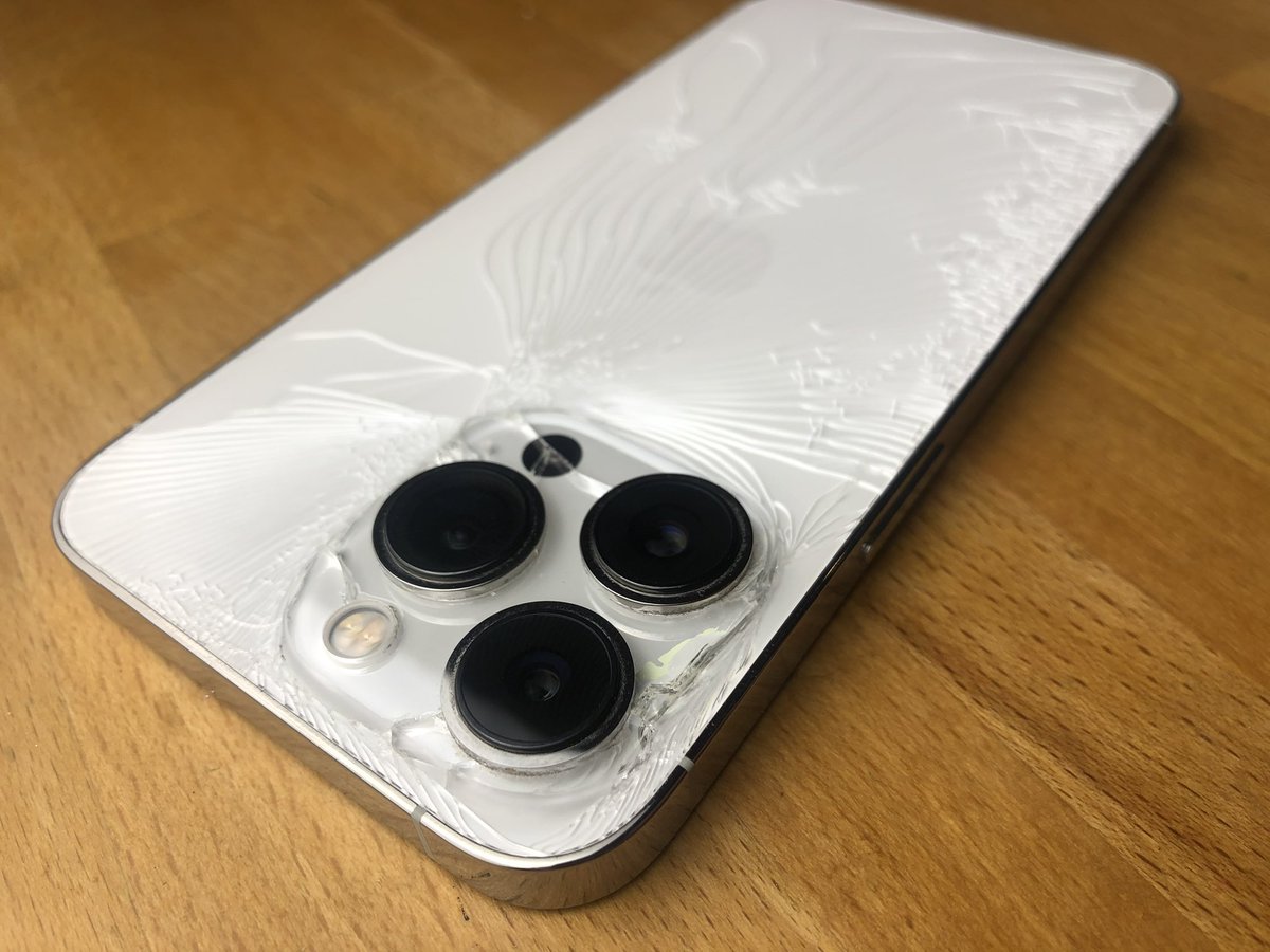 Rhyddin's tweet photo. Man, I wish I’d bought the Intra-lock case from @MousCase! Instead, I bought the new @QuadLockCase Mag case and this is how it faired during just one day of use: https://t.co/a7WJ4OxZna GUTTED! https://t.co/DDvEyfP1xA