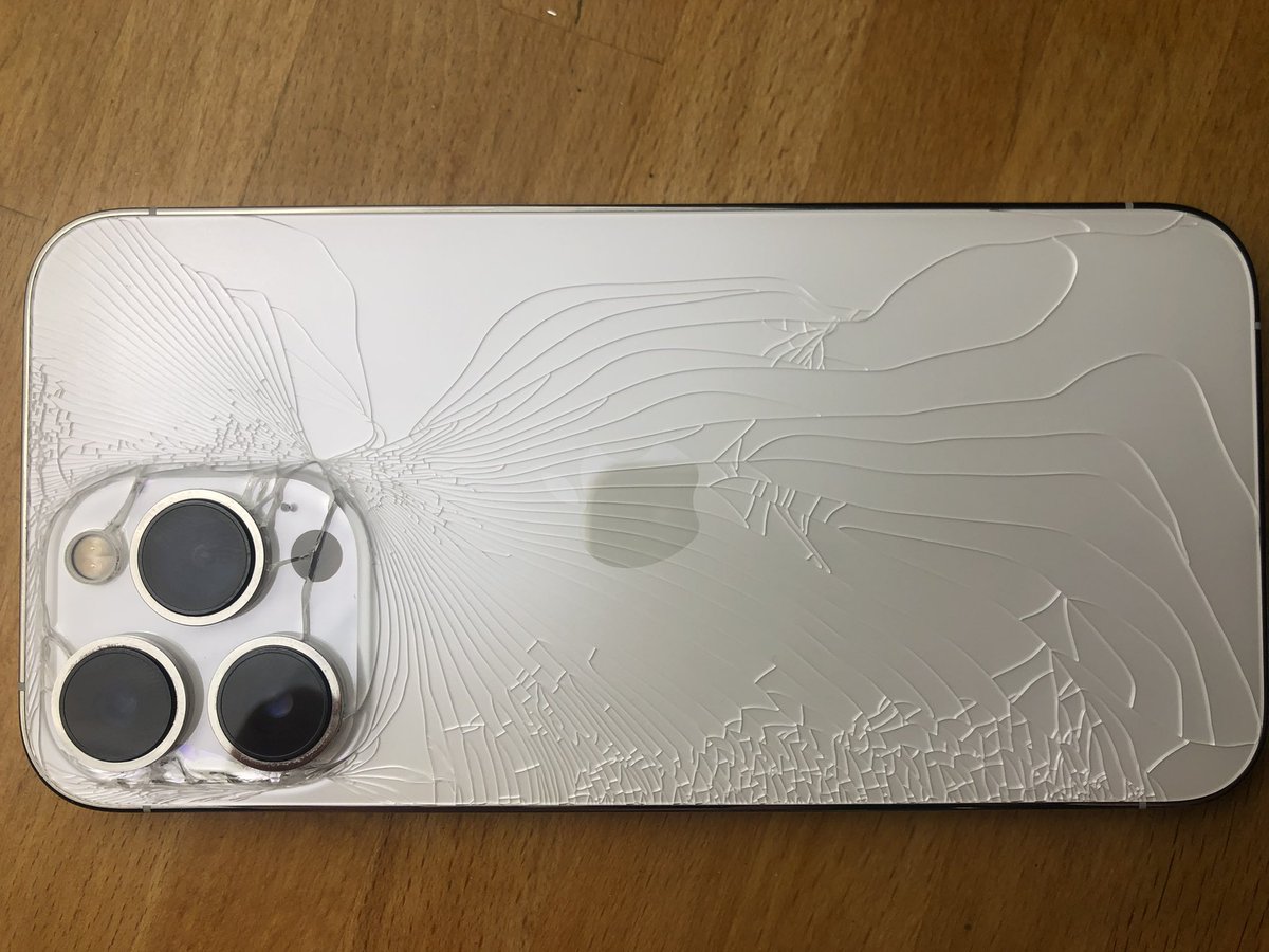 Rhyddin's tweet photo. Man, I wish I’d bought the Intra-lock case from @MousCase! Instead, I bought the new @QuadLockCase Mag case and this is how it faired during just one day of use: https://t.co/a7WJ4OxZna GUTTED! https://t.co/DDvEyfP1xA