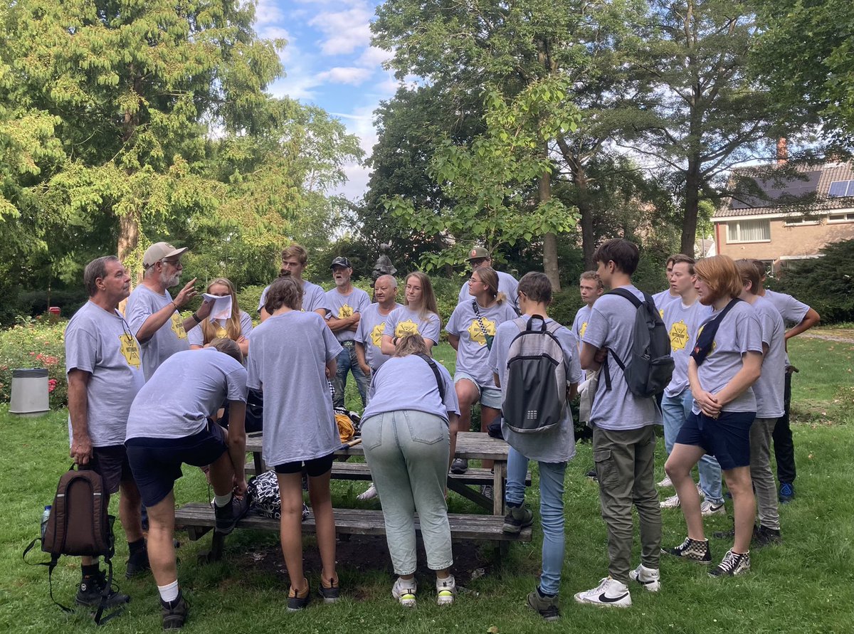 Laatste instructies voor het legertje fantastische vrijwilligers… De #huttenbouw in het <a href="/Koogerpark/">Koogerpark</a> begint aan de tweede dag!