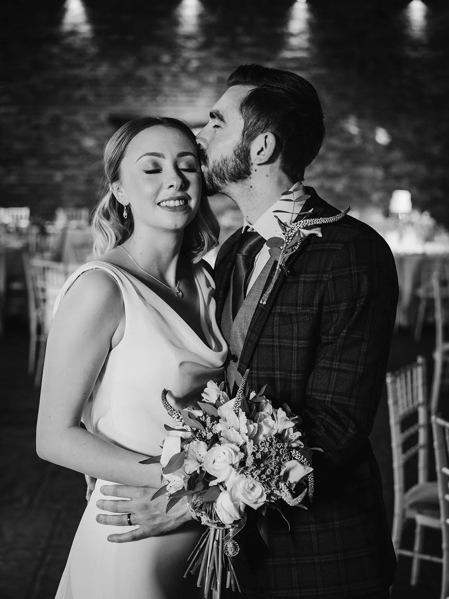 CoolingCastle's tweet photo. Everlasting memories 🖤 Eleanor &amp; Jonny 2022 🤍 Cooling Castle Barn 🖤

* 📸 Dan Potter Photography https://t.co/pUX2FkJU0l