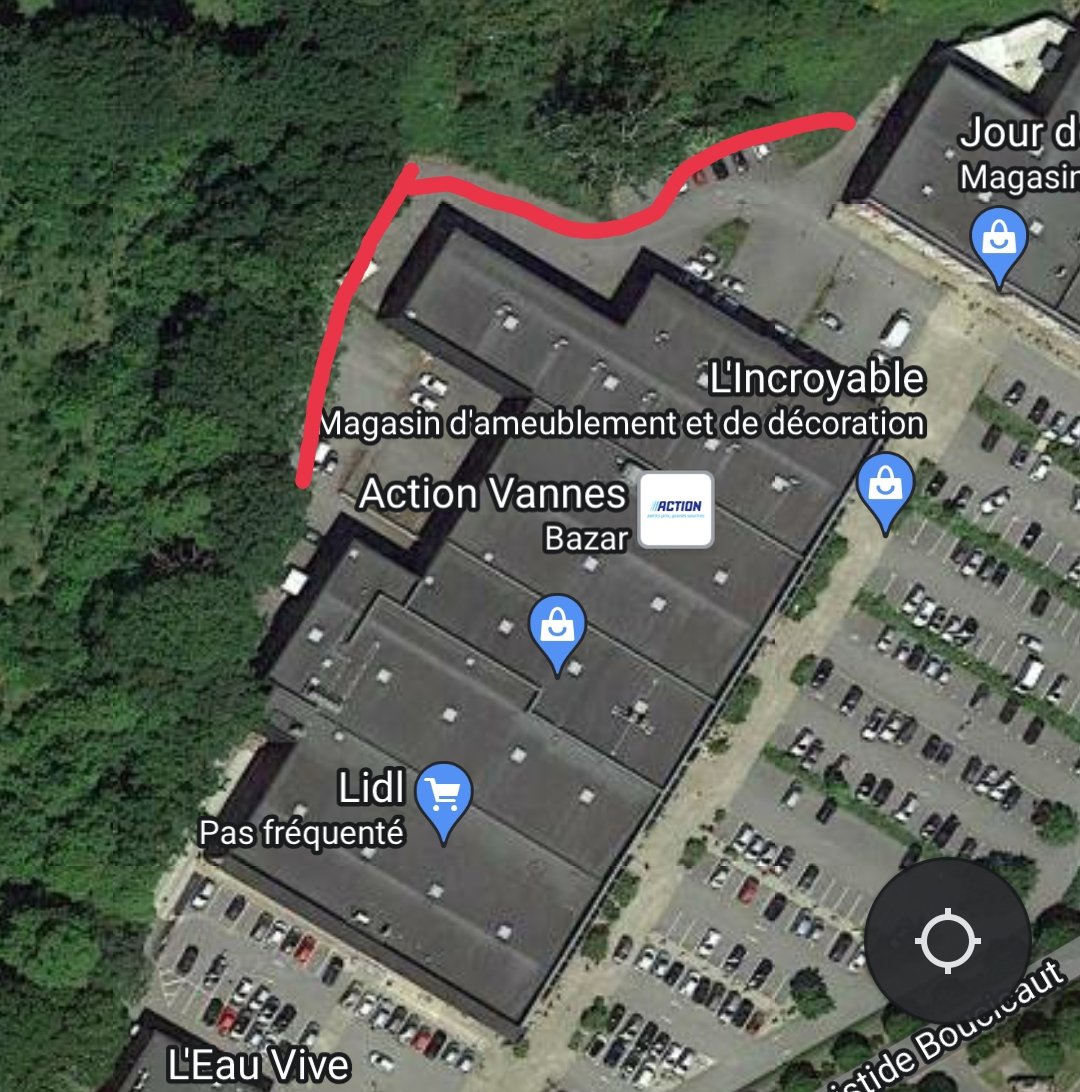 Parc Lann ... La lisière de bois jonchée de #déchets #plastiques manifestement envolés des poubelles, derrière <a href="/ActionFR/">Action France</a> #lincroyable et <a href="/ecomiamofficiel/">écomiam</a> 
Ces déchets se dispersent jsq dans les bois et champs. 1 intervention de <a href="/MairieDeVannes/">Mairie de Vannes</a> <a href="/DavidRobo56/">David Robo</a> semble nécessaire !