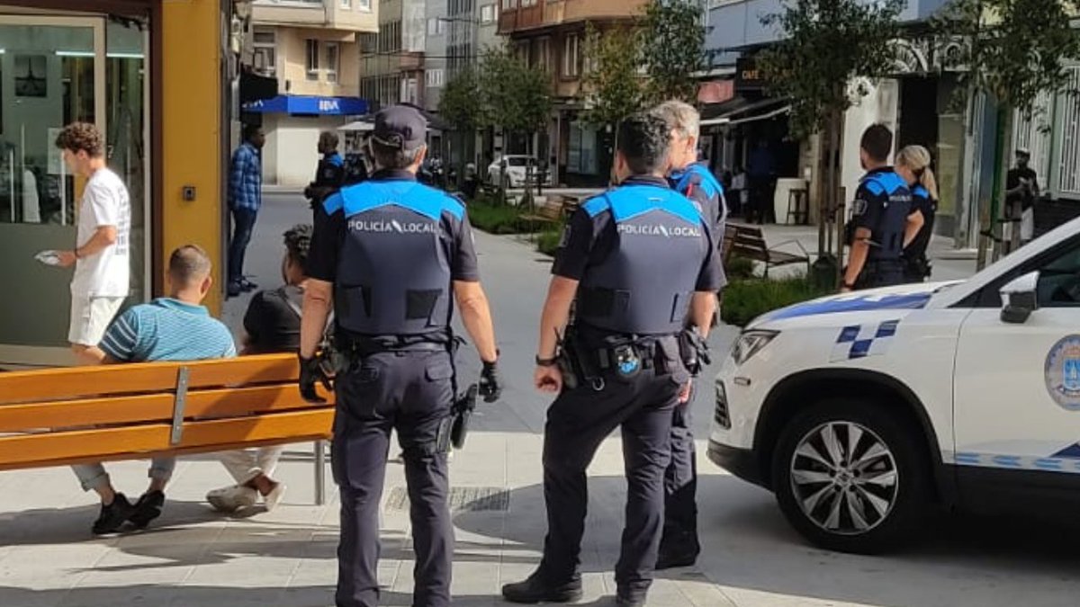 📸 Actuación policial en Andrés Gaos, la tarde de este lunes. Un detenido por el robo a una mujer en la calle Tornos, según nos hacen llegar desde el barrio. El hombre estaba dentro de un bar y opuso resistencia al principio