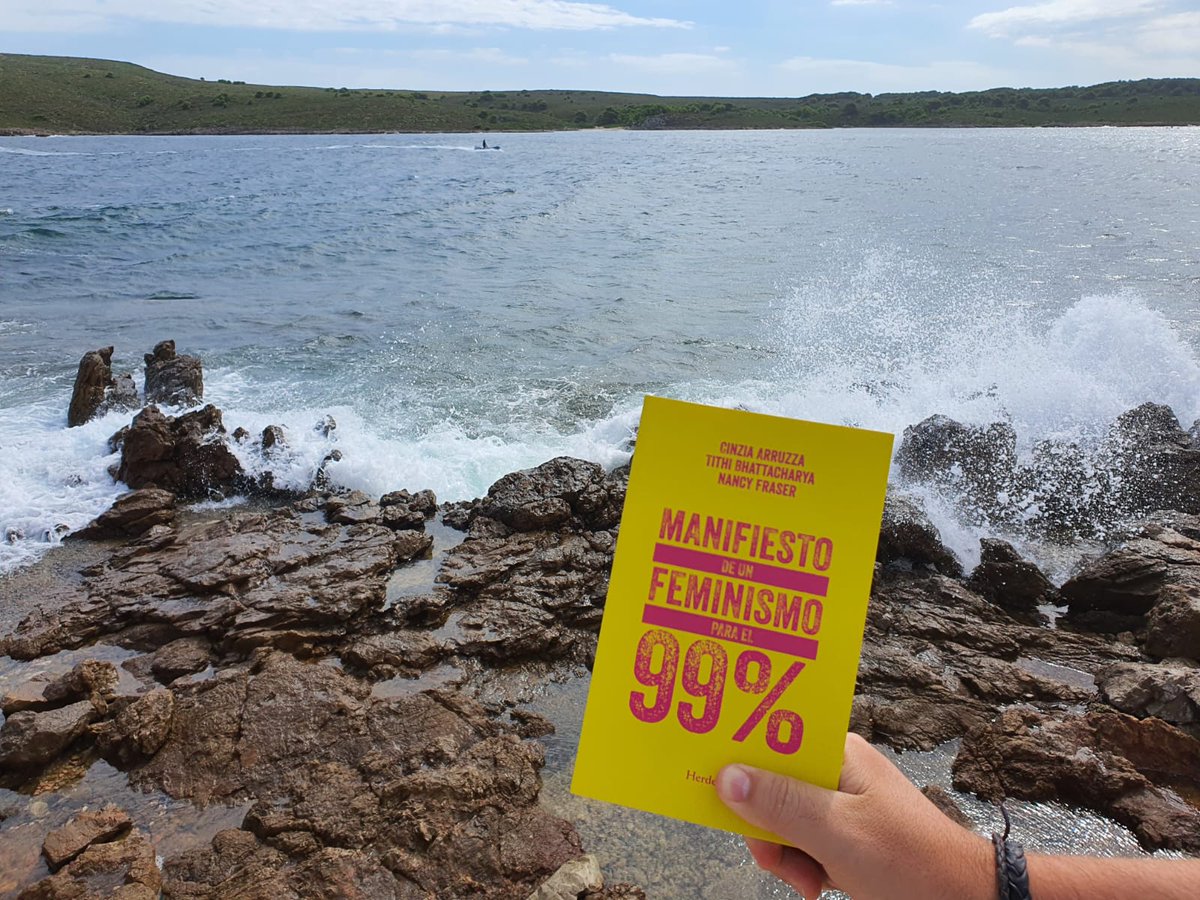 Laratoneralibr's tweet photo. Buenos días ratoncitos!! 
Hoy ha saltado la tramontana en Menorca y la fuerza del mar nos ha recordado que debemos luchar por la igualdad como las olas luchan contra el mar. 
"MANIFIESTO DE UN FEMINISMO PARA EL 99%"
 #herder #feminismo #igualdad #viajarconunlibro https://t.co/uCVIGLr5HS