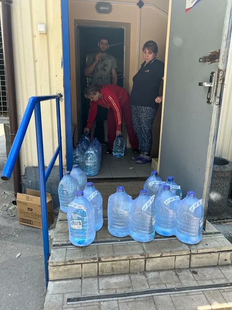 people_in_need's tweet photo. ☀️All across Europe, this summer has been hot and dry! Rivers are becoming streams, &amp; lakes become ponds.
💧For #WorldWaterWeek, let's learn to #SeeTheUnseen &amp; consider &amp; conserve this vital life-sustaining resource.💧
📚https://t.co/bPN4ycugIH https://t.co/BsOqCFEYKl
