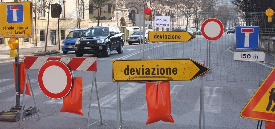 parvalicet's tweet photo. In realtà tutto il discorso aveva a che fare con la viabilità cittadina.
#deviazione https://t.co/XB5oQamaha