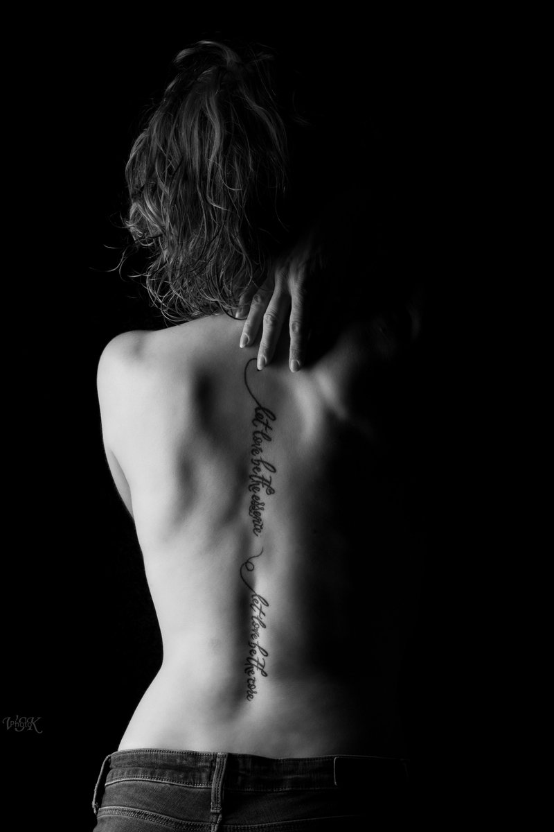 Charlotteyogi's tweet photo. Illuminating in the dark underneath my skin words to live by

Photography by @vsk_photo 

#portraitphotography #portrait #blackandwhitephotography #portraitart #artistsontwitter #photographylovers #PhotographyIsArt #portraiture #art #LowLightInspired #mood #inspirational https://t.co/jQ5fCm2TGn