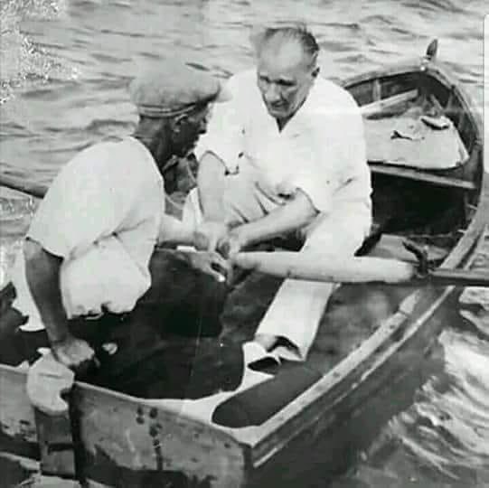 Bir lider düşünün 
Milletinden bir ferdi kayığına alır, derdini dinler, dertleşir ve küreği bile kendi çeker…
Aynı gemide olmak budur