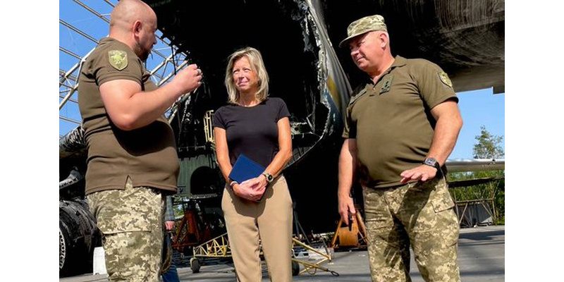 Hartverscheurend om de weldoorvoede <a href="/KajsaOllongren/">Kajsa Ollongren</a> te zien naast de uitgemergelde Oekraïense mannen aan het front.