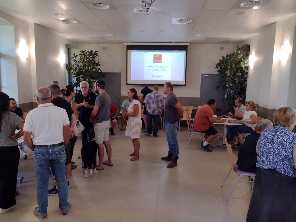 🔥‼️🔥 #incendiesgard juillet 2022, les #maires de #gallargueslemontueux Freddy Cerda et d'#aubais Angel Pobo réunissent ce matin différents organismes pour accompagner, soutenir et renseigner les adhérents ! ✅ La #MSALanguedoc répond présente 🖐️
<a href="/AngelP59419662/">Angel Pobo Maire d’Aubais</a>