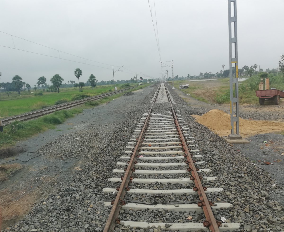 Bando_toyo's tweet photo. 【インド　線路🛤️】

高い建物が鉄塔ぐらいしかないインドの田舎。
まっすぐ進む線路の先に
どんな人たちが暮らしているのか？
ワクワクする😁

#写真 #線路 #電車の日 #電車 #キリトリセカイ #インド #バックパッカー  #写真撮ってる人と繫がりたい #旅行好きと繋がりたい #電車好き #Summer  #TRAIN https://t.co/cAs3EeDspX