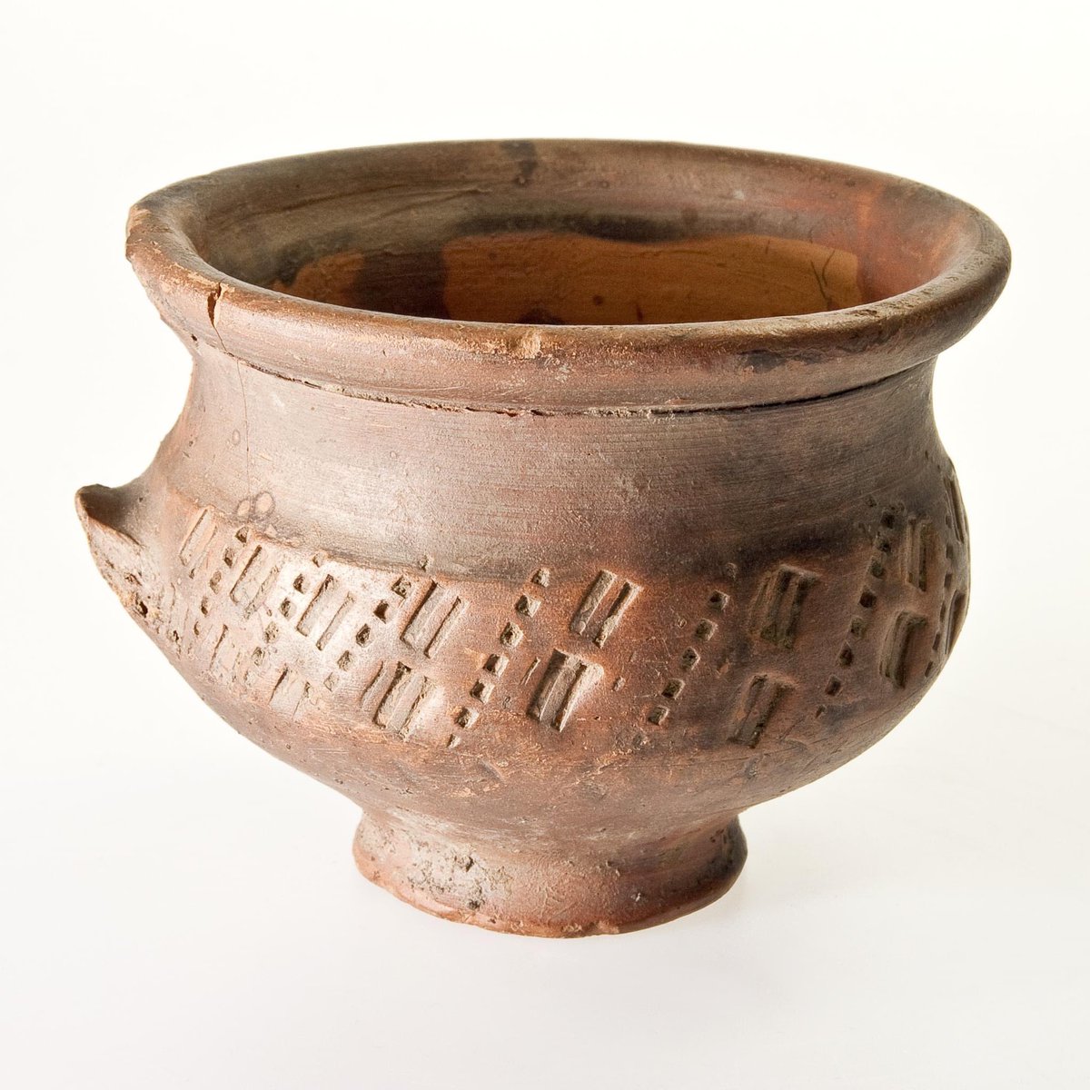 CRomanMuseum's tweet photo. ๐ Enjoying our #Romanpottery!
๐บ #Pottery like this wouldn't have been as prized as the detailed and expesnvie #Samianware. But in our opinion, these simple patterns that made directly in the wet #clay have a charm all of their own!
#RomanMuseum #Canterbury #RomanCanterbury https://t.co/CbBCThCiFL