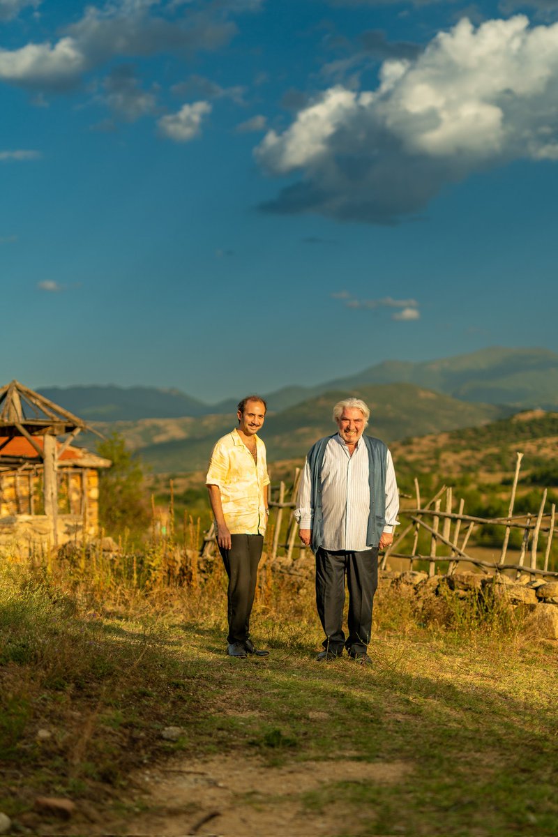 ZAPNGTV1's tweet photo. #BalkanNinnisi ekibi, “Elveda Rumeli” dizisinin çekildiği Manastır’da (Bitola) çekimler gerçekleştirdi. Dizide ‘Sütçü Ramiz’ karakterini canlandıran ünlü sanatçı Erdal Özyağcılar ve Serdar Akar, 15 yıl önce çekim yaptıkları mekanları gezdiler. https://t.co/xgMBgAK6UI