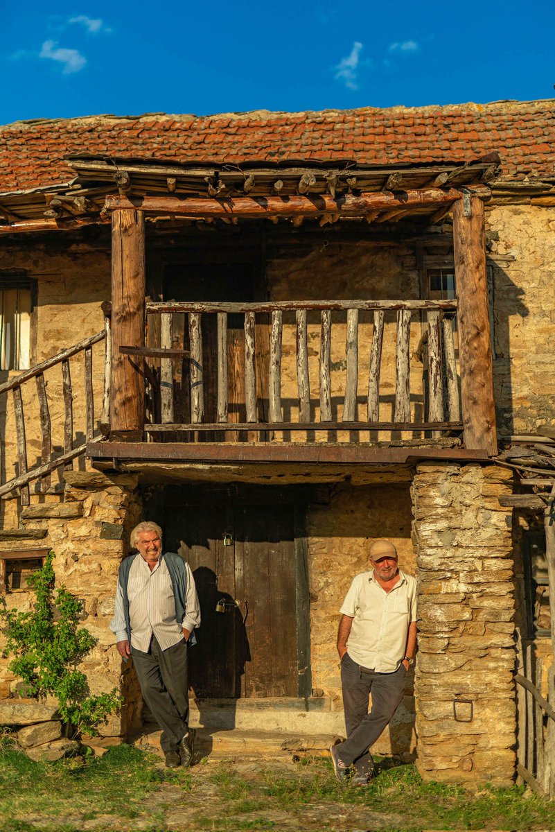 ZAPNGTV1's tweet photo. #BalkanNinnisi ekibi, “Elveda Rumeli” dizisinin çekildiği Manastır’da (Bitola) çekimler gerçekleştirdi. Dizide ‘Sütçü Ramiz’ karakterini canlandıran ünlü sanatçı Erdal Özyağcılar ve Serdar Akar, 15 yıl önce çekim yaptıkları mekanları gezdiler. https://t.co/xgMBgAK6UI