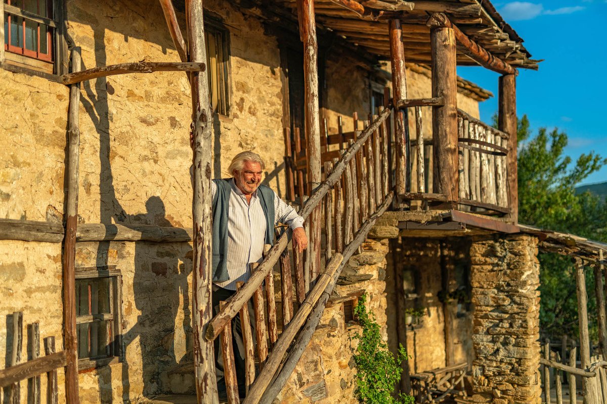 ZAPNGTV1's tweet photo. #BalkanNinnisi ekibi, “Elveda Rumeli” dizisinin çekildiği Manastır’da (Bitola) çekimler gerçekleştirdi. Dizide ‘Sütçü Ramiz’ karakterini canlandıran ünlü sanatçı Erdal Özyağcılar ve Serdar Akar, 15 yıl önce çekim yaptıkları mekanları gezdiler. https://t.co/xgMBgAK6UI