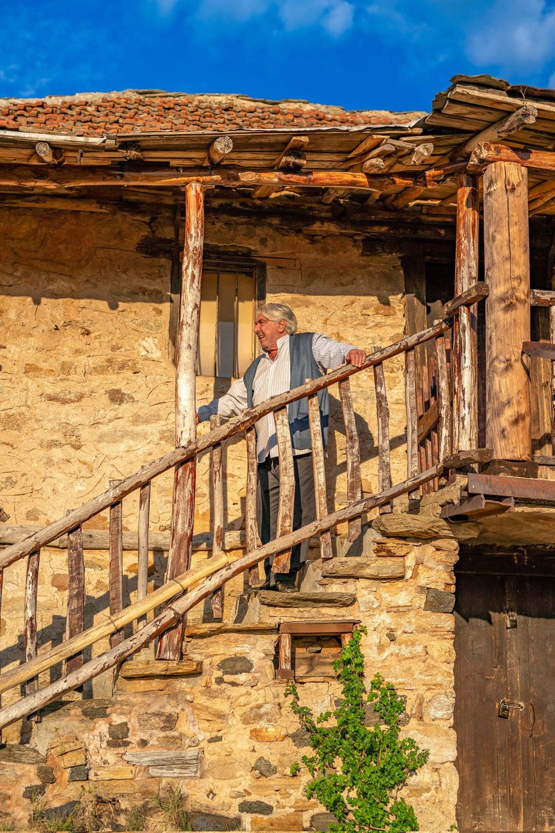 #BalkanNinnisi ekibi, “Elveda Rumeli” dizisinin çekildiği Manastır’da (Bitola) çekimler gerçekleştirdi. Dizide ‘Sütçü Ramiz’ karakterini canlandıran ünlü sanatçı Erdal Özyağcılar ve Serdar Akar, 15 yıl önce çekim yaptıkları mekanları gezdiler.