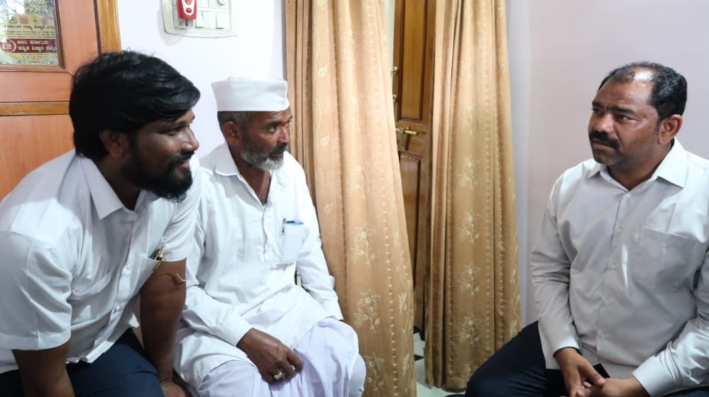 b_mattimadu's tweet photo. ಕಲಬುರಗಿಯ ನಿವಾಸದಲ್ಲಿ ಗ್ರಾಮೀಣ ಕ್ಷೇತ್ರದ ಸಾರ್ವಜನಿಕರ ಸಮಸ್ಯೆಗಳನ್ನು ಆಲಿಸಲಾಯಿತು. ವಿವಿಧ ಮನವಿಗಳಿಗೆ ಸ್ಥಳದಲ್ಲಿ ಪರಿಹಾರ ಒದಗಿಸಲಾಯಿತು. ಪಕ್ಷದ ಮುಖಂಡರು, ಕ��ರ್ಯಕರ್ತರು ಜೊತೆಗಿದ್ದರು.

@blsanthosh  @BSBommai https://t.co/hwfrFxA3Hq