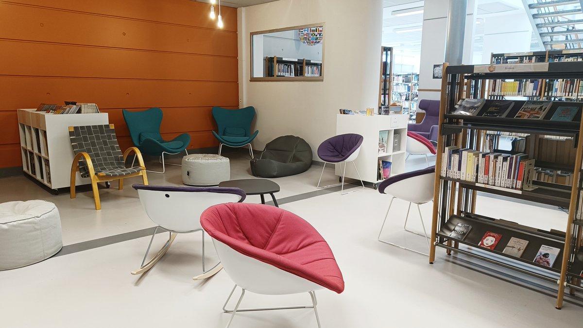 Coup de peps pour notre coin lecture ! Plus aéré, plus accessible, plus visible : les romans, les BD et les fauteuils n'attendent que vous 😉