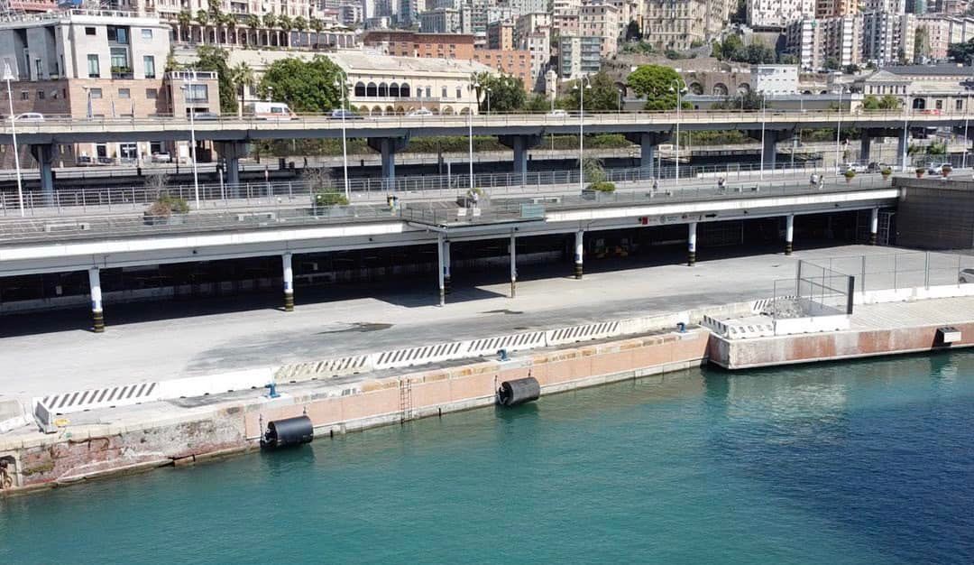 RegLiguria's tweet photo. 🛳 Concluso con il riempimento del piazzale e la posa dei parabordi il ripristino della banchina di #CalataZingari: servirà come accosto a servizio dell’attività #crocieristica una volta terminato il collaudo, programmato a fine settembre

@portsofgenoa https://t.co/hLCPr34XQE