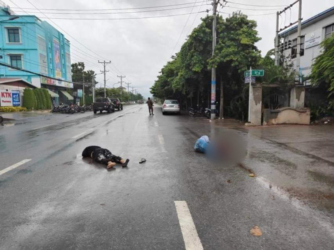 The junta army shot two people dead in broad daylight today in the middle of Mandalay city, at the corner of 30 road and 57-58 road in the second-largest city of Myanmar. #2022Aug23Coup #CrimesAgainstHumanity #WhatsHappeningInMyanmar