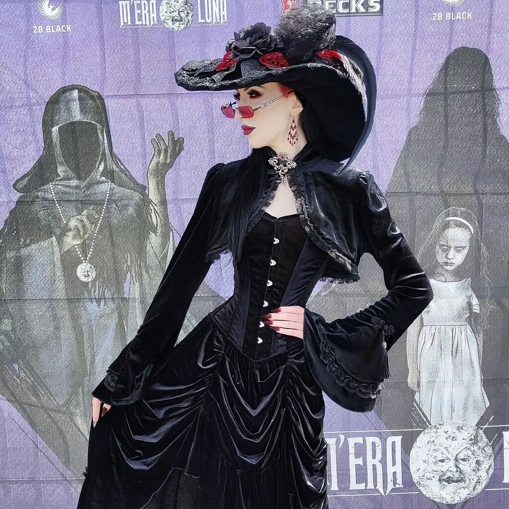 corsettery's tweet photo. Reposted from @vampannie M'era Luna Festival 2022 - Day 1 🦇🌹 What an incredible experience! I got to see friends that I haven't seen in what feels like a decade, I…
#gothic #corset #gothicandamazing #gothicclothes #style #black #corsetlook #corsetlove #waisttraining https://t.co/ux7yVnNACf